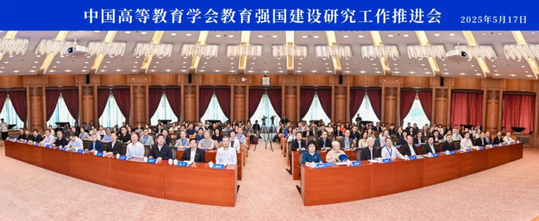 建筑前的广场上有许多人AI 生成的内容可能不正确。