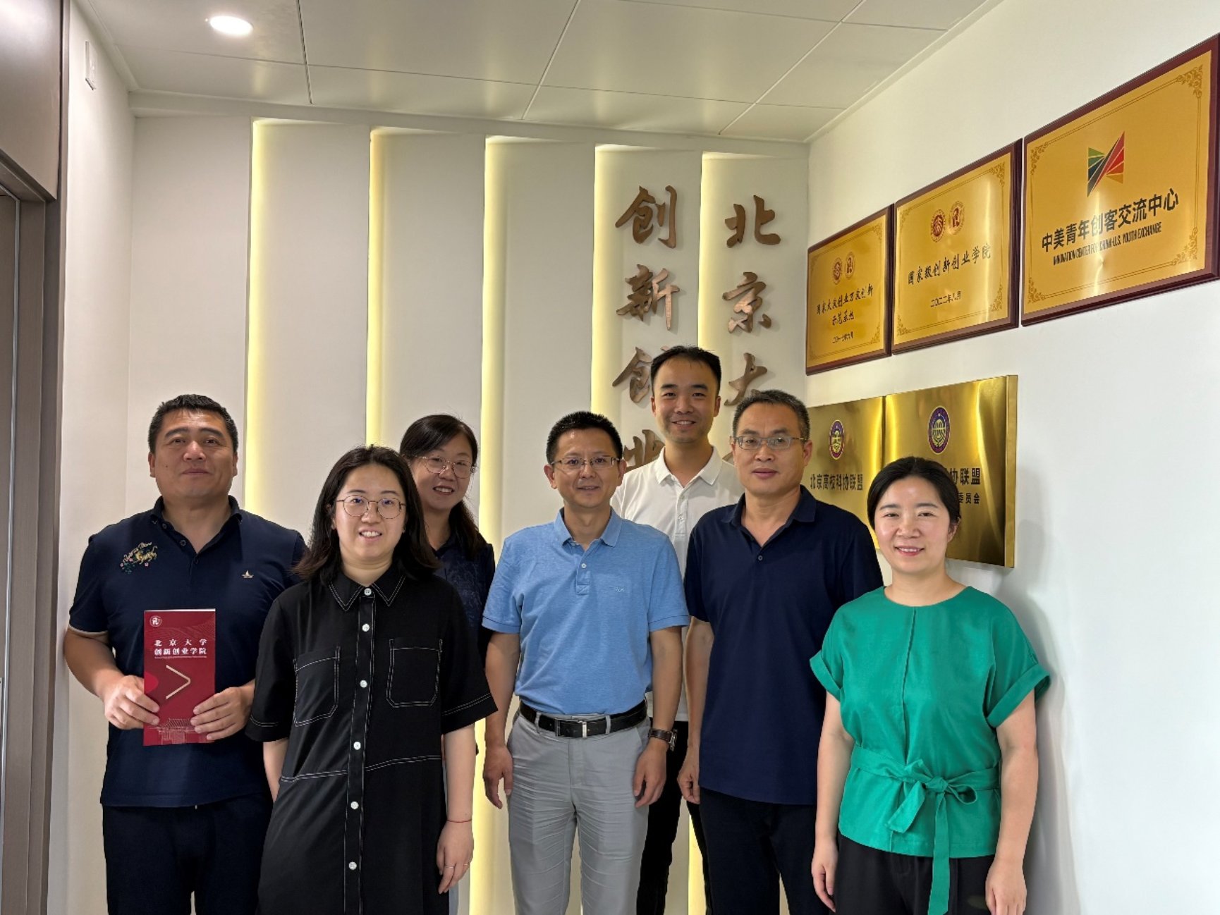 一群人站在室内合影

AI 生成的内容可能不正确。
