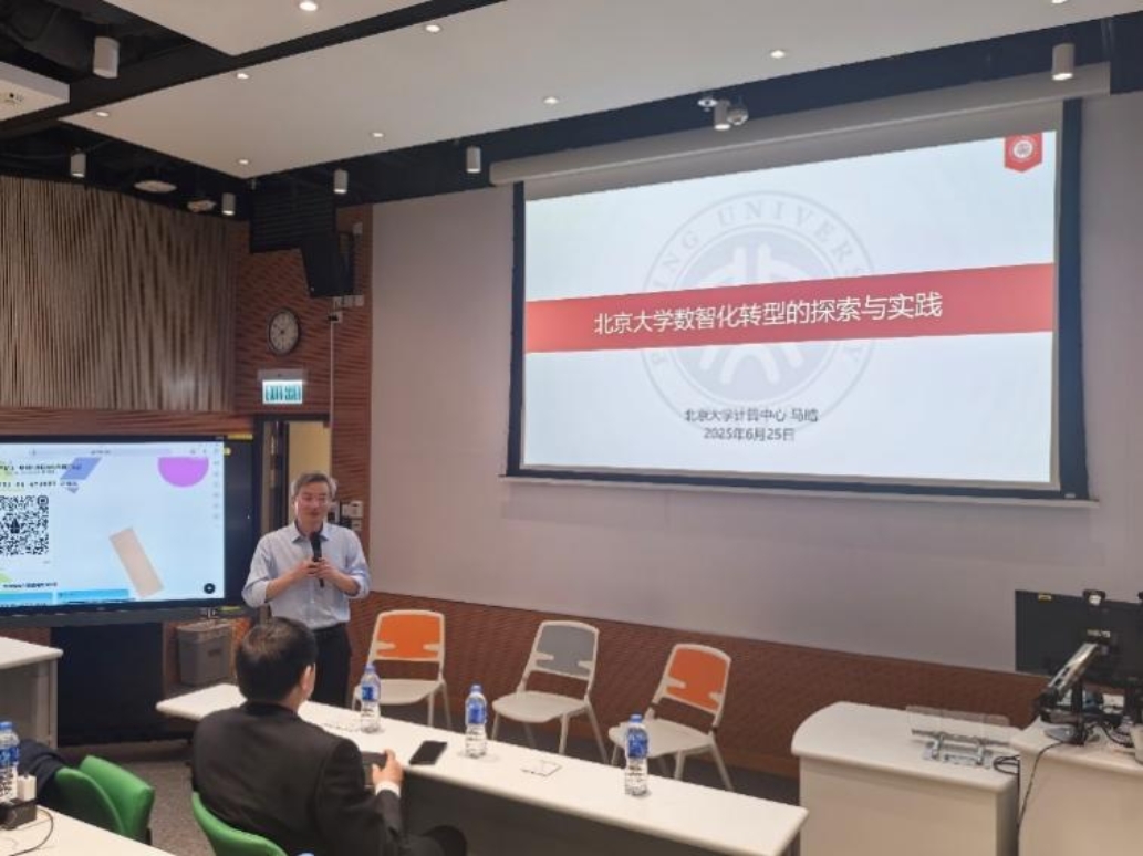 人们在看台上的人在电视前

AI 生成的内容可能不正确。