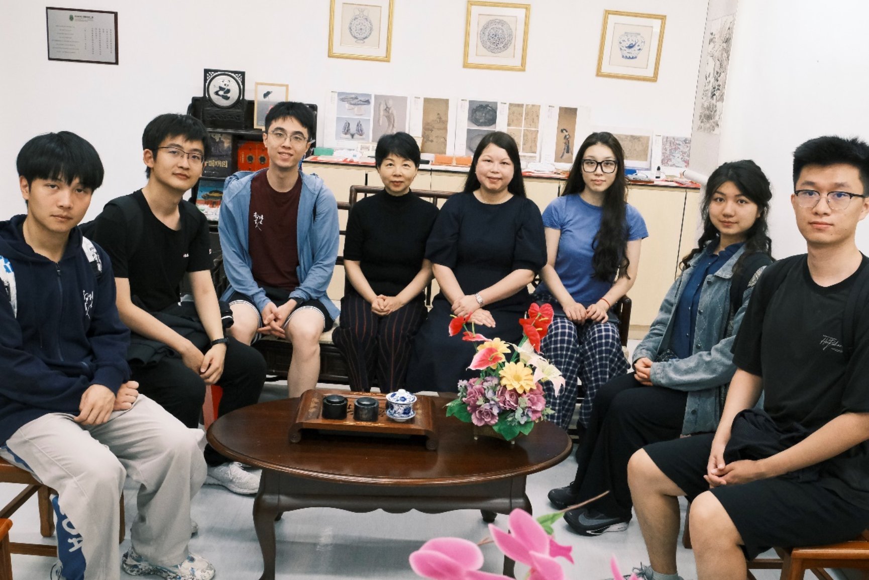 A group of people sitting in a room

AI-generated content may be incorrect.