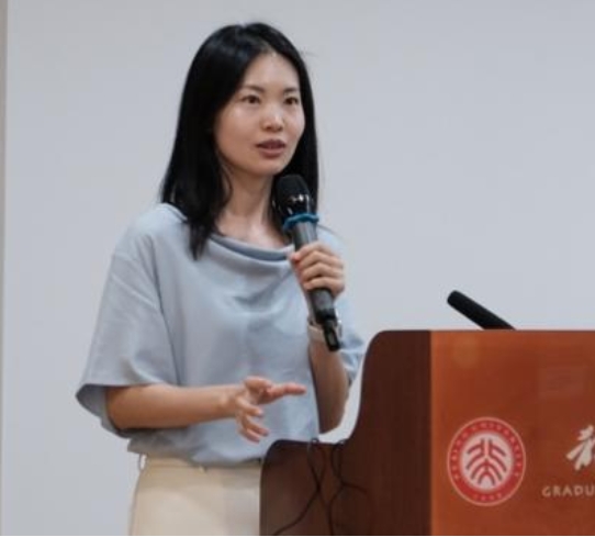人站在冰箱前

低可信度描述已自动生成