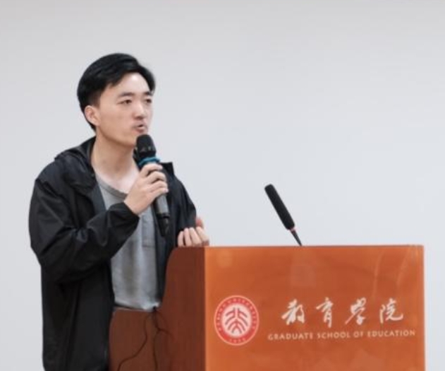 人站在房间里

中度可信度描述已自动生成