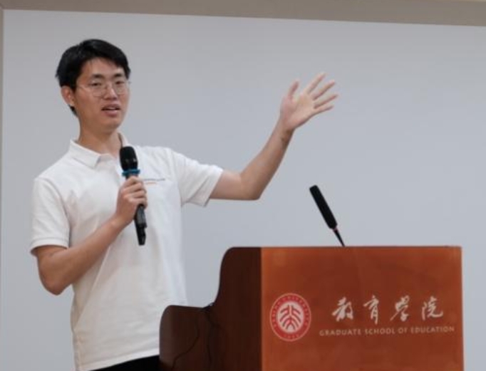 人站在房间里玩体感游戏

低可信度描述已自动生成