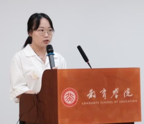 人站在房间里

中度可信度描述已自动生成