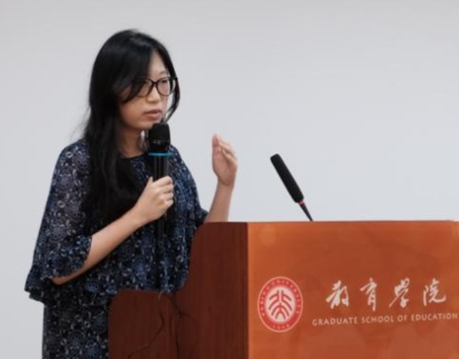 女人拿着手机站着

中度可信度描述已自动生成