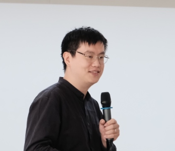 人们站在房间里玩体感游戏

描述已自动生成