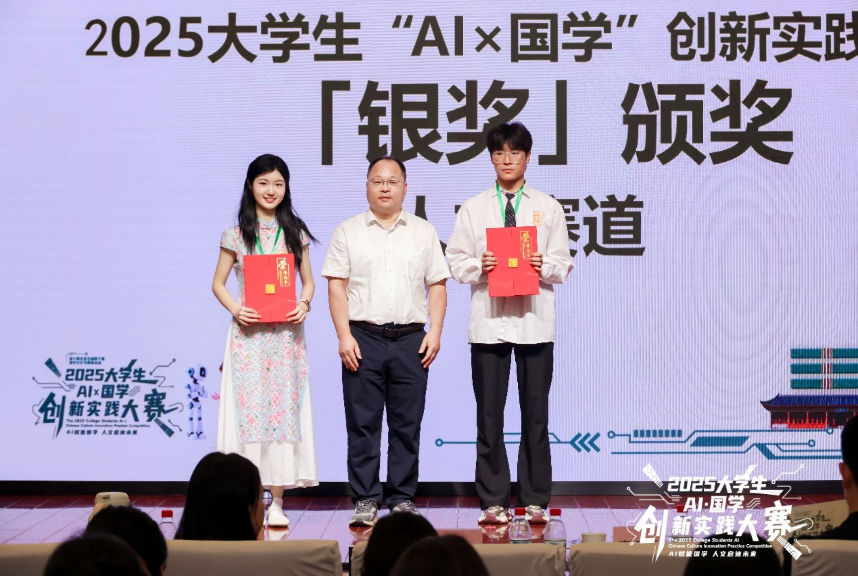 一群人站在一起
AI 生成的内容可能不正确。