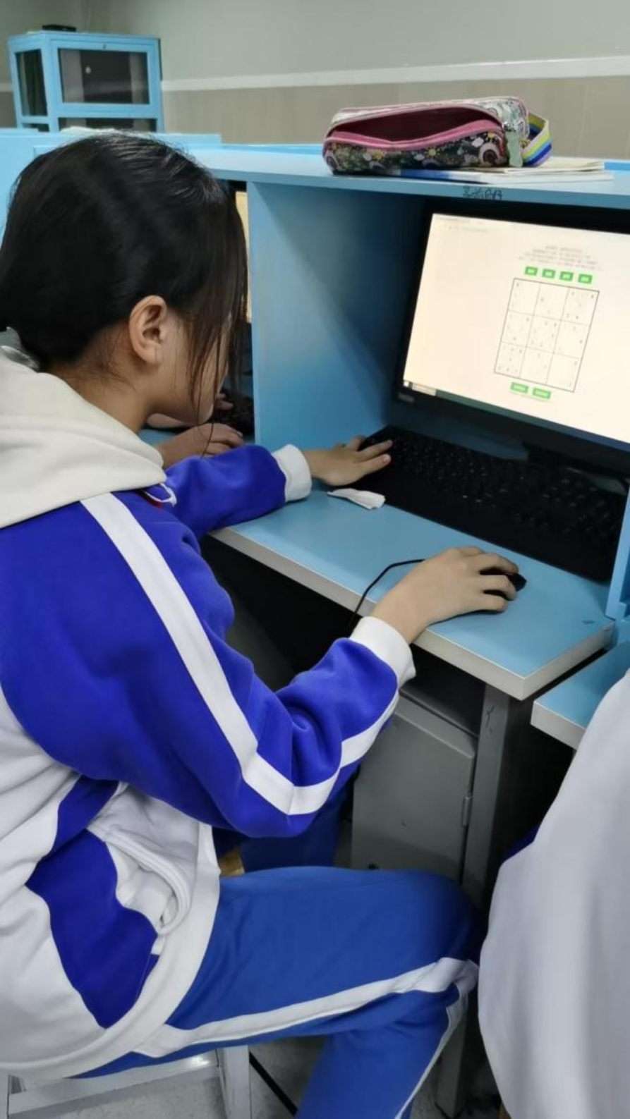 学生在使用数独系统