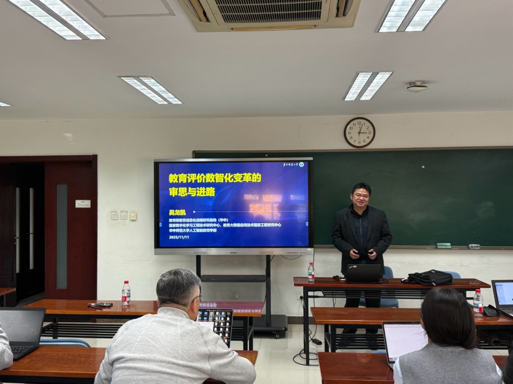 人们在看台上的人在电视前

AI 生成的内容可能不正确。